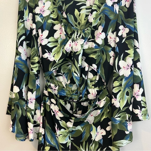 Show Me Your Mumu Floral Bell Sleeve Wrap Front Tropical Romper Size Small - Picture 5 of 14